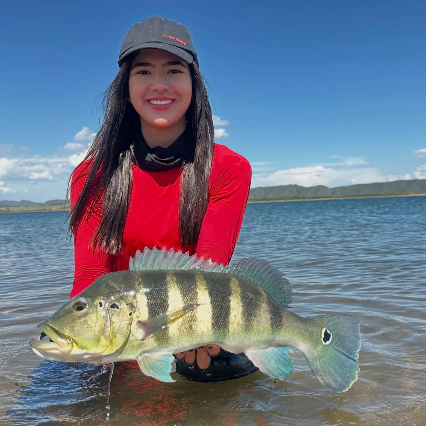 Cristal Pescadora com tucunaré na Serra da Mesa