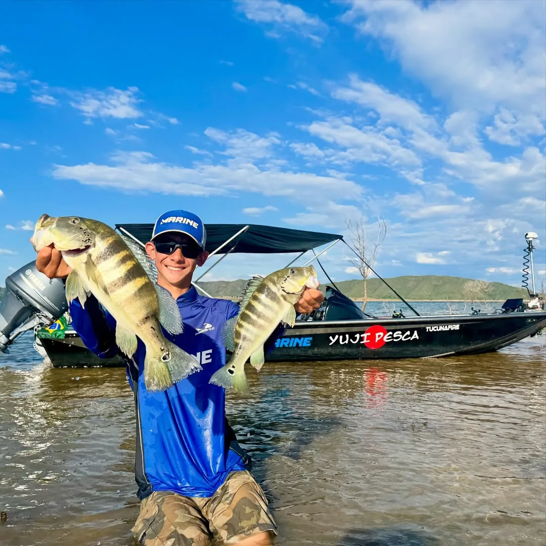 Yuri Pescador com tucunarés na Serra da Mesa